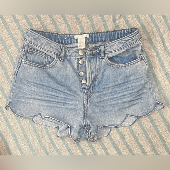 H&M Light Wash Mid Rise Jean Short Shorts - Size 6 - Picture 1 of 4